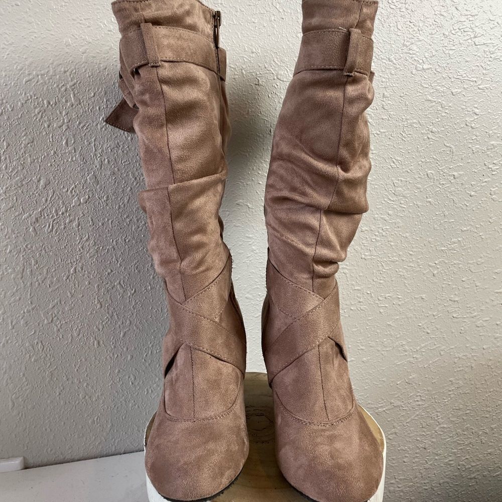 Forever Brown Soft Suede Heeled Boots Size 7.5 EUC - Picture 4 of 7
